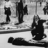 Студентка Кентского государственного университета кричит и размахивает руками, стоя на коленях у тела убитого студента (Фото: CNN)
