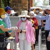 Предоставление дезинфекционных средств для рук туристам при посещении туристического места в провинции Фу-йен. (Фото: Суан Чиеу / ВИА)