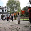 Посетители Храма Литературы держатся на расстоянии, ожидая входа в знаменитую достопримечательность Ханоя 14 мая (Фото: ВИА)