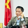 Министр промышленности и торговли Чан Туан Ань разговаривает по телефону (Фото: ВИА)