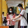 Школьники моют руки антисептическим раствором перед началом занятий. (Фото: ВИА)