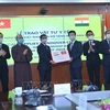 Министр информации и коммуникаций Нгуен Мань Хунг (четвертый справа) вручает предметы медицинского назначения послу Индии во Вьетнаме Пранае Верме. (Источник: ВИА)