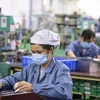 Рабочие на заводе во Вьетнаме. (Фото: EPA)