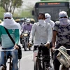 Индийцы носят защитные маски в борьбе с COVID-19, когда они передвигаются по улицам в Нью-Дели 27 мая 2020 года. (Фото: АНИ/ВИА)