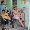 Мать и двое ее детей, ставших инвалидами из-за диоксина. (Источник: ВИА)