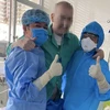 Пациент №91 c COVID-19 во Вьетнаме (в центре) может стоять и проходить физиотерапию. (Фото: zingnews.vn)