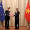 Заместитель министра иностранных дел Буй Тхан Шон (справа) вручает 18 июня дипломатические ноты главе делегации ЕС во Вьетнаме послу Джорджио Алиберти. (фото: ВИА)