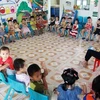Учительница дошкольных учреждений со своими учениками во время урока в Ханое. (Фото: ВИА)