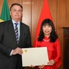 Президент Бразилии Жаир Больсонаро (слева) и посол Вьетнама Фам Тхи Ким Хоа (Фото: ВИА)