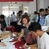 Рабочие узнают информацию в центре службы занятости в Ханое. (Фото: HCES).