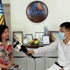 Генеральный секретарь AIPA Нгуен Тыонг Ван (слева) дает интервью корреспонденту Вьетнамского информационного агентства в Джакарте. (Фото: ВИА)