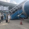 Пассажиры внутреннего рейса покидают самолет Vietnam Airlines в международном аэропорту Нойбай в Ханое. Авиакомпания Vietnam Airlines полностью возобновила внутренние рейсы и расширяет внутреннюю сеть маршрутов (Источник: ВИА)