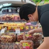 Вьетнамский личи официально поступили в продажу в сингапурской сети супермаркетов FairPrice. (Фото: ВИА)