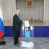 Посол России во Вьетнаме Константин Внуков опускает бюллетень для голосования в урну на избирательном участке. (Фото: ВИА) 