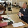 Президент России Владимир Путин (справа) на избирательном участке референдума по поправкам в Конституцию в Москве 1 июля 2020 года. (Фото: AFP/ВИА)