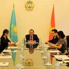 Посол Казахстана во Вьетнаме Ерлан Байжанов (в центре) на пресс-конференции (Фото: Vietnamnet)