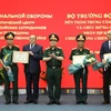 Министр обороны генерал Нго Суан Лить (в центре) вручает похвальные грамоты Вьетнамско-Российскому тропическому центру и его руководителям 7 июля (Фото: ВИА)