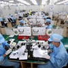 Работники компании по производству электронных изделий во Вьетнаме (Фото: ВИА)