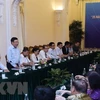 Заместитель премьер-министра и министр иностранных дел Фам Бинь Минь (стоит) выступает на семинаре. (Фото: ВИА)