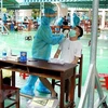 Взятие биологических образцов у людей, проживающих в районах повышенного риска в Дананге для тестирования SARS-CoV-2. (Фото: ВИА)
