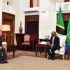 Новоназначенный посол Вьетнама в Танзании Нгуен Нам Тьен (слева) и президент Танзании Джон Помбе Джозеф Магуфули (Фото: ВИА)