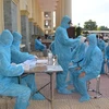 Медицинские работники проводят экспресс-тест на COVID-19 у людей, вернувшихся из районов эпидемии. (Фото: ВИА) 