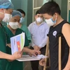 Пациент с COVID-19 выписан из больницы для лечения COVID-19 в Хоаванг (фото любезно предоставлено больницей Хоаванг)