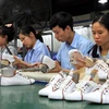 Рабочие фирмы по экспорту обуви (Фото: ВИА)