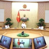 Премьер-министр Нгуен Суан Фук (стоит) председательствует на заседании постоянных членов правительства 19 августа (Фото: ВИА)