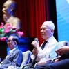 Бывший заместитель премьер-министра Ву Хоан (второй справа) выступает на конференции в Ханое 24 августа (Фото: ВИА)