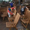 Рабочие компании Tai Phuoc в Биньдинь полируют деревянные стулья (Фото: ВИА)