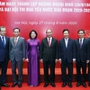 Премьер-министр Нгуен Суан Фук (в центре) на групповой фотографии с дипломатическими представителями (Фото: ВИА)