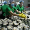 Рабочие перерабатывают личи на экспорт на фабрике Vifoco Import Export (Фото: ВИА)