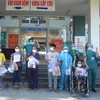 Пациенты с COVID-19, проходявшие лечение в больнице Хоаванг, были объявлены выздоровевшими и выписаны из больницы. (Фото: ВИА)