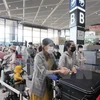 Граждане Вьетнама ждут посадки в аэропорту Нарита в мае 2020 г. (Источник: ВИА)