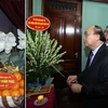 Премьер-министр Нгуен Суан Фук 7 сентября возносит благовония президенту Хо Ши Мину в доме №67 (Фото: ВИА)