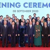 Премьер-министр Нгуен Суан Фук (пятый справа), председатель Национального собрания Нгуен Тхи Ким Нган (пятая слева) и другие официальные лица позируют для фотографии на церемонии открытия AIPA 41 8 сентября (Фото: ВИА)