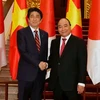 Премьер-министр Нгуен Суан Фук (справа) и его японский коллега Синдзо Абэ. (Фото: ВИА)