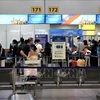 Вьетнамские выпускники проходят таможенные процедуры для посадки на рейс домой в международном аэропорту Шереметьево в Москве. (Фото: ВИА)