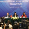 Заместитель премьер-министра и министр иностранных дел Фам Бинь Минь председательствует на международной пресс-конференции (Фото: ВИА)