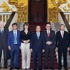 Премьер-министр Нгуен Суан Фук 16 сентября устроил прием для послов Нидерландов и Бельгии Эльсбет Аккерман и Пола Янсен, а также инвесторов из ЕС. (Фото: ВИА)