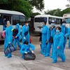 Вьетнамские граждане, вернувшиеся из эпидемических зон, отправляюся в карантин в провинции Шокчанг. (Фото: ВИА) 
