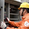 Сотрудник Hanoi Power Corporation, входящий, электроэнергетическую корпорацию Вьетнама (EVN), проверяет электрооборудование (Фото: ВИА)