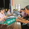 Местные жители проходят процедуры для получения кредитов (Источник: https://thoibaonganhang.vn/)