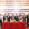 Делегаты от Министерства промышленности и торговли, Народного комитета провинции Бакнинь и Samsung Electronics Vietnam подписывают меморандум о взаимопонимании (Источник: ВИА)