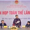 Постоянный заместитель председателя Национального собрания Тонг Тхи Фонг (стоит) выступает на собрании (Фото: ВИА)