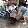 Жители провинции Донгтхап удаляют застоявшуюся воду, рассадник комаров (Фото: ВИА) 