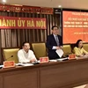 Секретарь ханойского горкома КПВ Выонг Динь Хюэ (стоит) выступает на встрече 30 сентября (Фото: ВИА)