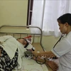 Осмотр пациента в клинике в районе Виньтыонг провинции Виньфук (Фото: ВИА)