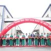 Церемония разрезания ленты в честь открытия завода по производству и сборке электромобилей. (Фото предоставлено Son Ha Group)